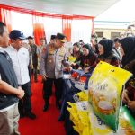 Sigit saat meninjau Gerakan Pangan Murah (GPM) di Mempawah, Kalimantan Barat, Jumat (8/8/2025).