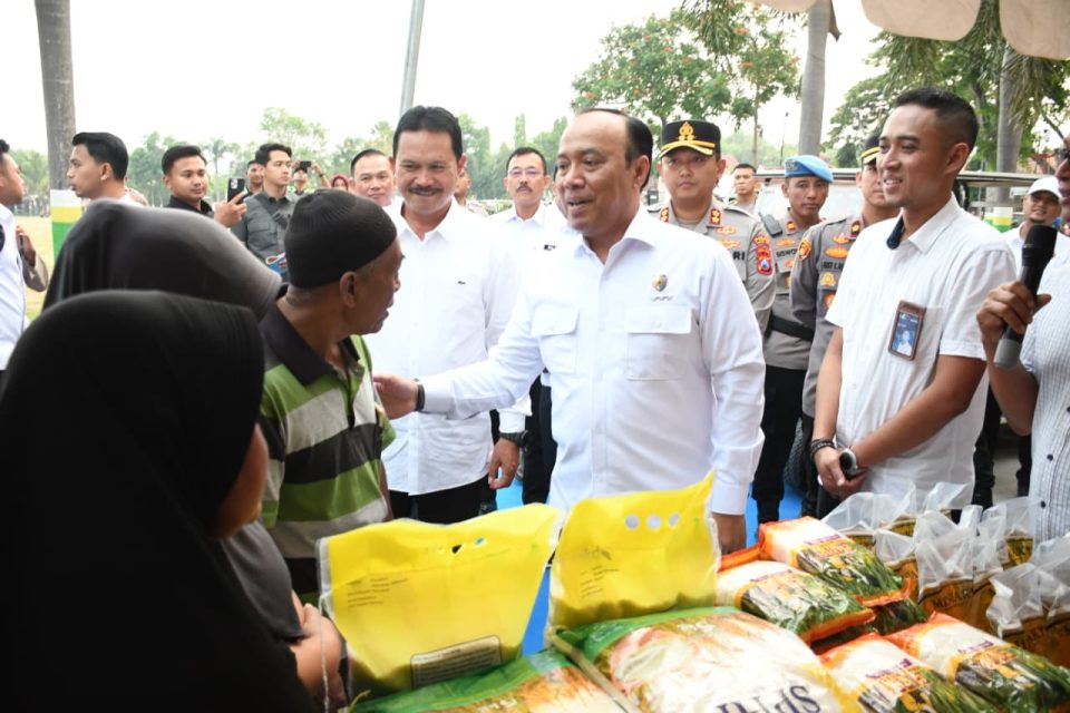 Polri terus memperkuat peran aktifnya dalam menekan inflasi melalui Gerakan Pasar Murah (GPM), yang digelar di Lapak Kampir, Kelurahan Kanigoro, Jumat (8/8/2025).