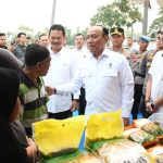Polri terus memperkuat peran aktifnya dalam menekan inflasi melalui Gerakan Pasar Murah (GPM), yang digelar di Lapak Kampir, Kelurahan Kanigoro, Jumat (8/8/2025).