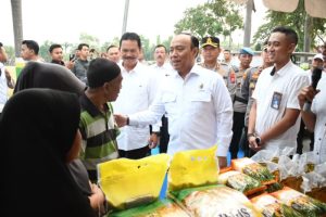 Polri terus memperkuat peran aktifnya dalam menekan inflasi melalui Gerakan Pasar Murah (GPM), yang digelar di Lapak Kampir, Kelurahan Kanigoro, Jumat (8/8/2025).