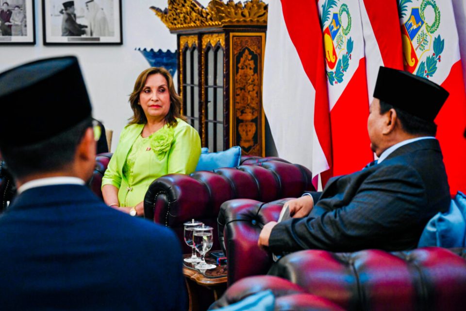 Presiden Republik Indonesia, Prabowo Subianto dan Presiden Republik Peru, Dina Ercilia Boluarte Zegarra melakukan pertemuan tête-à-tête, di ruang kerja Istana Merdeka, Jakarta, Senin, 11 Agustus 2025. (Foto: BPMI Setpres)