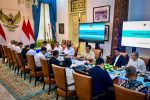 Presiden Prabowo Subianto memimpin rapat terbatas bersama Wakil Presiden Gibran Rakabuming dan jajaran menteri Kabinet Merah Putih di Istana Merdeka, Jakarta, Senin (25/8).