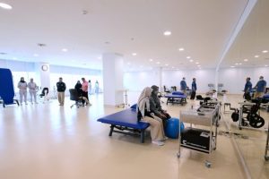 Deretan kaca bening dan interior modern menyambut setiap pasien yang memasuki Gedung Layanan Terpadu RSPON Mahar Mardjono, Cawang, Jakarta Timur, Gedung baru yang diresmikan Presiden Prabowo Subianto pada Selasa (26/8/2025).
