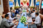 Presiden Prabowo Subianto memimpin rapat terbatas mengenai perekonomian nasional bersama jajaran menteri Kabinet Merah Putih di Istana Merdeka. Jakarta, 25 Agustus 2025.(Foto: BPMI Setpres)
