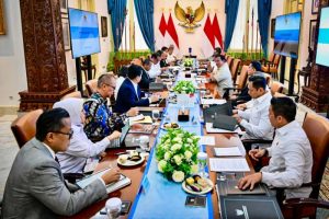 Presiden Prabowo Subianto memimpin rapat terbatas mengenai perekonomian nasional bersama jajaran menteri Kabinet Merah Putih di Istana Merdeka. Jakarta, 25 Agustus 2025.(Foto: BPMI Setpres)