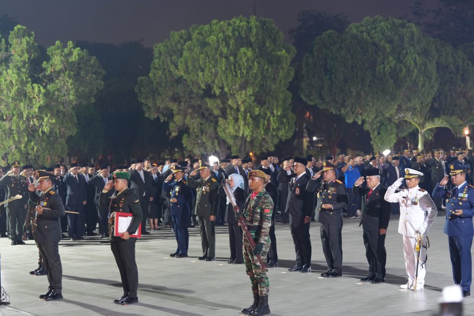 Tepat pukul 00.00 WIB, Upacara Kehormatan dan Renungan Suci dalam rangka memperingati Hari Ulang Tahun (HUT) ke-80 Kemerdekaan Republik Indonesia digelar di Taman Makam Pahlawan Bukit Barisan