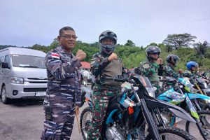 Masyarakat Kabupaten Kepulauan Anambas dibuat terkesima dengan gaya sederhana Panglima Komando Gabungan Wilayah Pertahanan I (Pangkogabwilhan I), Letjen TNI Kunto Arief Wibowo, saat melakukan kunjungan kerja ke wilayah perbatasan