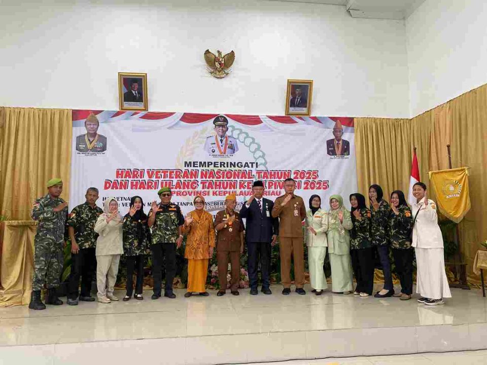 Sekretaris Daerah Kota Tanjungpinang, Zulhidayat, menghadiri peringatan Hari Veteran Nasional 2025 sekaligus HUT ke-61