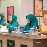 Ketua TP PKK Kota Tanjungpinang, Yuniarni Pustoko Weni, memimpin rapat persiapan lomba antar pokja