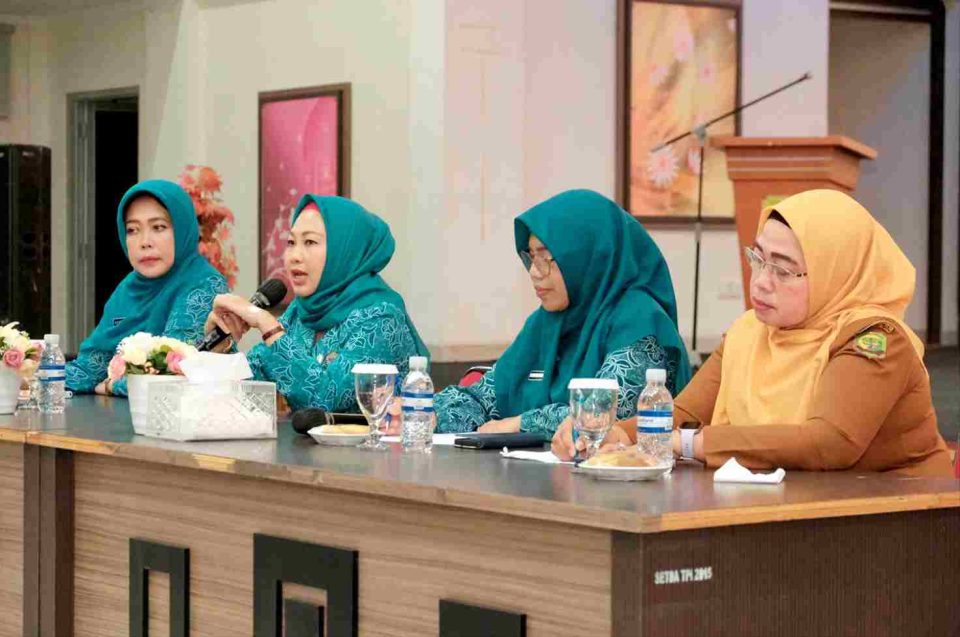 Ketua TP PKK Kota Tanjungpinang, Yuniarni Pustoko Weni, memimpin rapat persiapan lomba antar pokja
