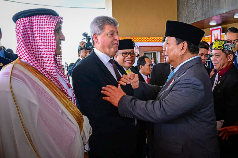 Presiden Prabowo Subianto menghampiri dan menyapa para tokoh nasional dan tamu Internasional yang hadir pada Sidang Tahunan MPR-RI dan Sidang Bersama DPR-RI dan DPD-RI di Gedung Nusantara, Jakarta, pada Jumat, 15 Agustus 2025. (Foto: BPMI Setpres) Read more: https://setkab.go.id/usai-pidato-kenegaraan-presiden-prabowo-hampiri-tokoh-nasional-dan-tamu-internasional/