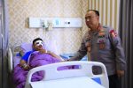 Wakapolri Komjen Pol Dedi Prasetyo menjenguk lima personel Polri yang terluka saat mengamankan aksi unjuk rasa di Gedung DPR/MPR. Kunjungan berlangsung di RS Polri Kramat Jati, Jakarta Timur, Rabu (27/8/2025).