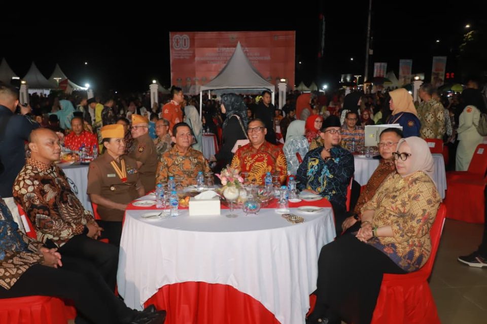 Wakil Ketua III DPRD Provinsi Kepulauan Riau, H. Bakhtiar, MA, menghadiri acara Ramah Tamah dan Hiburan Rakyat yang digelar di halaman Gedung Daerah, Kota Tanjungpinang, Minggu (17/8/2025).