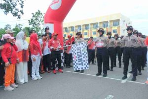 Wali Kota Tanjungpinang, Lis Darmansyah, melepas peserta Gerak Jalan Proklamasi 8 kilometer kategori putri di Terminal Sei Carang, Minggu (24/8/2025).