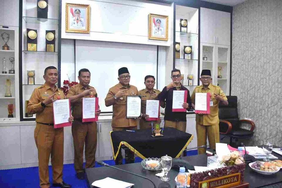 Rapat berlangsung di Ruang Rapat Engku Putri Raja Hamidah, Kantor Wali Kota Tanjungpinang.