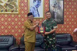Wali Kota Tanjungpinang Lis Darmansyah menerima kunjungan Panglima Komando Gabungan Wilayah Pertahanan (Pangkogabwilhan) I, Letnan Jenderal TNI Kunto Arief Wibowo, di Ruang Kantor Wali Kota Tanjungpinang, Selasa (26/8).