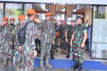 Komandan Lanud Sultan Hasanuddin Marsma TNI Arifaini Nur Dwiyanto, M.Han., didampingi Ketua PIA Ardhya Garini Cabang 7/D.II Ny. Betty Arifaini Nur Dwiyanto,.Makassar, Kamis (28/8/2025).