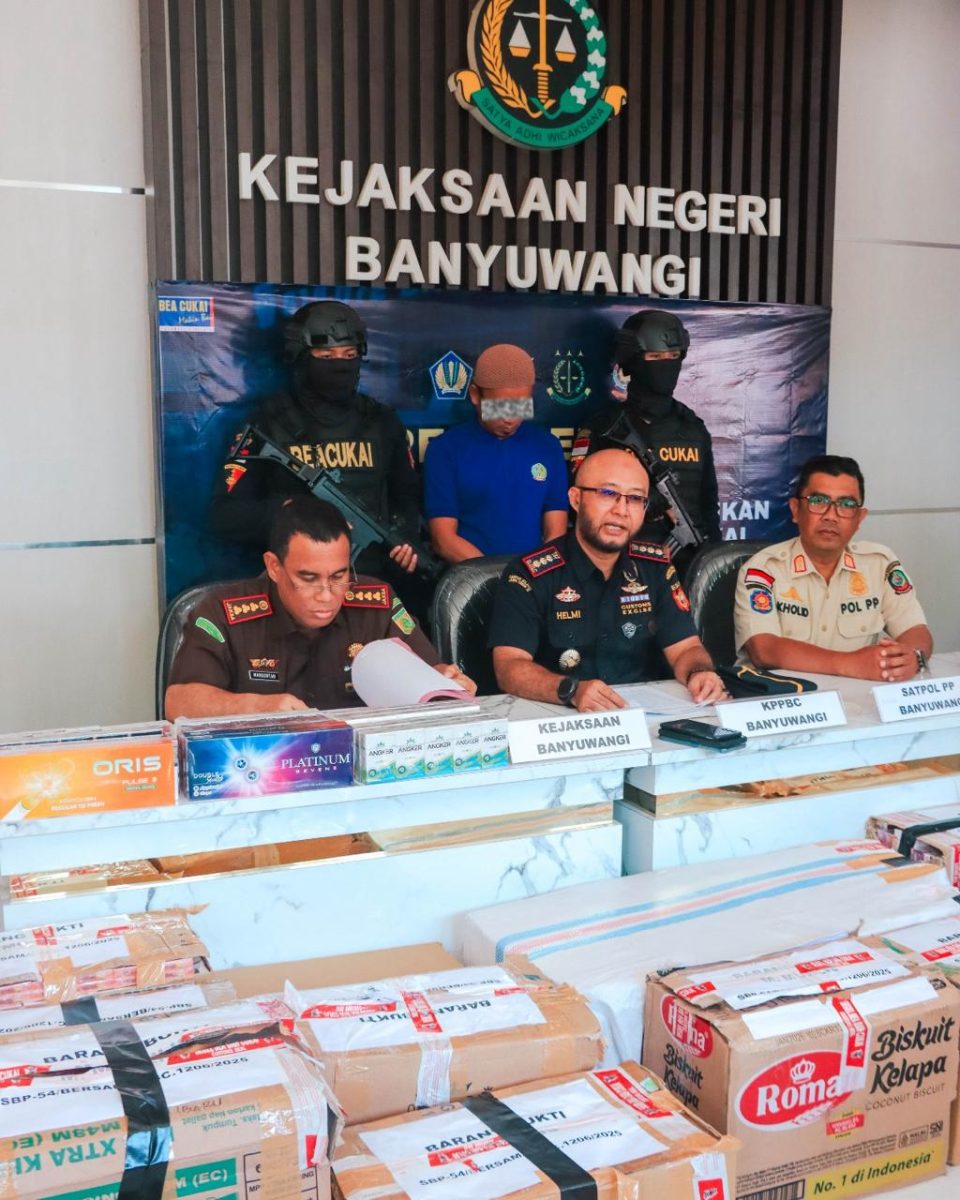 Penyidik Bea Cukai menyidik M atas dugaan pelanggaran Pasal 54 dan/atau Pasal 56 UU Nomor 11 Tahun 1995 tentang Cukai sebagaimana diubah dengan UU Nomor 39 Tahun 2007.