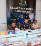 Penyidik Bea Cukai menyidik M atas dugaan pelanggaran Pasal 54 dan/atau Pasal 56 UU Nomor 11 Tahun 1995 tentang Cukai sebagaimana diubah dengan UU Nomor 39 Tahun 2007.
