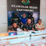 Penyidik Bea Cukai menyidik M atas dugaan pelanggaran Pasal 54 dan/atau Pasal 56 UU Nomor 11 Tahun 1995 tentang Cukai sebagaimana diubah dengan UU Nomor 39 Tahun 2007.