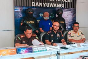 Penyidik Bea Cukai menyidik M atas dugaan pelanggaran Pasal 54 dan/atau Pasal 56 UU Nomor 11 Tahun 1995 tentang Cukai sebagaimana diubah dengan UU Nomor 39 Tahun 2007.