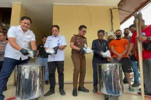 Satuan Reserse Narkoba (Satresnarkoba) Polresta Pekanbaru memusnahkan barang bukti narkotika jenis sabu seberat 19,87 kilogram, Rabu (13/8/2025).