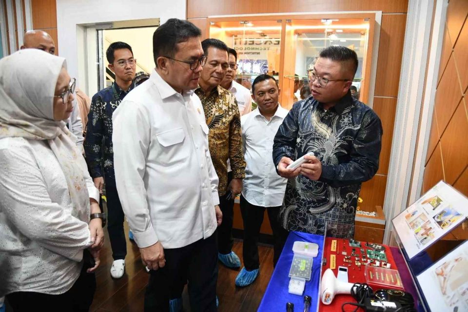 Mendag Budi Santoso didampingi Gubernur Kepri Ansar Ahmad meninjau produk teknologi tinggi produksi PT Excelitas Technologies Batam.