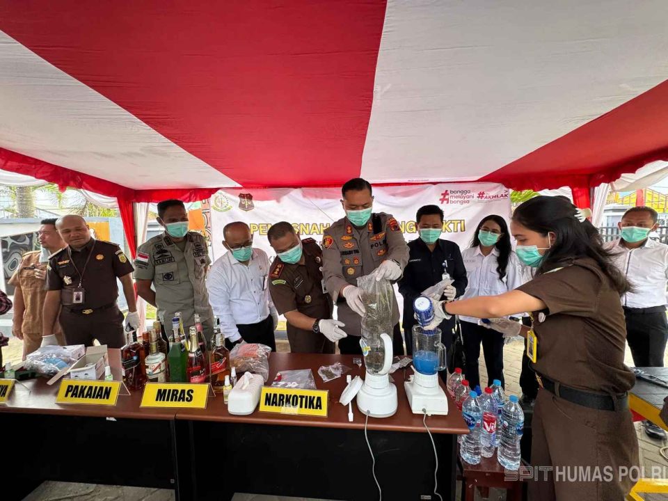Polres Merauke bersama Kejaksaan Negeri (Kejari) Merauke memusnahkan barang bukti