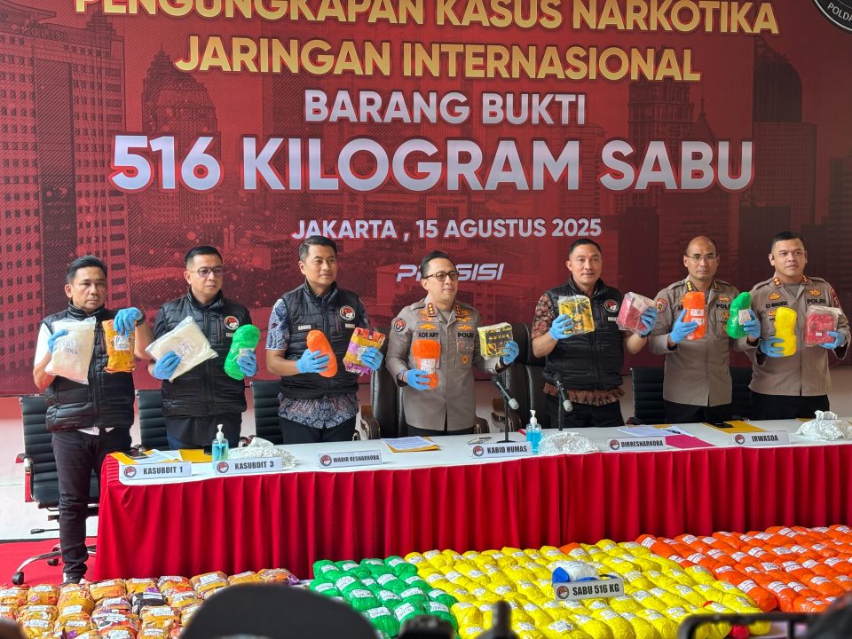 Ditresnarkoba Polda Metro Jaya berhasil menangkap tujuh tersangka kasus narkoba jenis sabu dengan barang bukti seberat 516 kilogram atau lebih dari setengah ton.