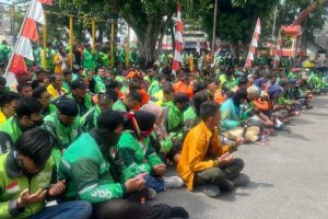 Suasana penuh kehangatan dan kebersamaan mewarnai Mako Satuan Brimob Polda Sumatera Utara pada Minggu (31/8/2025). Ratusan pengendara ojek online (ojol) dari berbagai komunitas di Kota Medan dan sekitarnya.