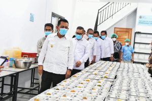 Gubernur Kepulauan Riau Ansar Ahmad bersama Wakil Gubernur Nyanyang Haris Pratamura meninjau pelaksanaan Program Makan Bergizi Gratis (MBG) di Kabupaten Karimun, Kamis (4/9/2025).