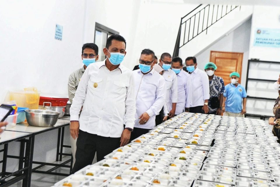 Gubernur Kepulauan Riau Ansar Ahmad bersama Wakil Gubernur Nyanyang Haris Pratamura meninjau pelaksanaan Program Makan Bergizi Gratis (MBG) di Kabupaten Karimun, Kamis (4/9/2025).