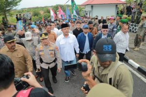 Ketua DPRD Provinsi Kepulauan Riau, H. Iman Sutiawan, SE, menerima aksi unjuk rasa gabungan Aliansi Mahasiswa Tanjungpinang-Bintan, Aliansi BEM Se-Tanjungpinang-Bintan, serta Kelompok Cipayung Plus Kepulauan Riau di halaman Gedung Sekretariat DPRD Kepri, Senin (1/9/2025).