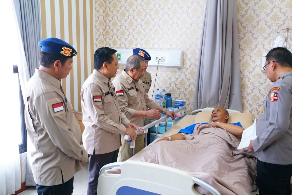 Paguyuban Keluarga Besar Brimob (PKBB) menjenguk para anggota Brimob yang tengah menjalani perawatan di RS Bhayangkara Tk. I Pusdokkes Polri, Kramat Jati, Jakarta Timur, sebagai bentuk kepedulian dan dukungan moril.Jakarta, 3 September 2025.