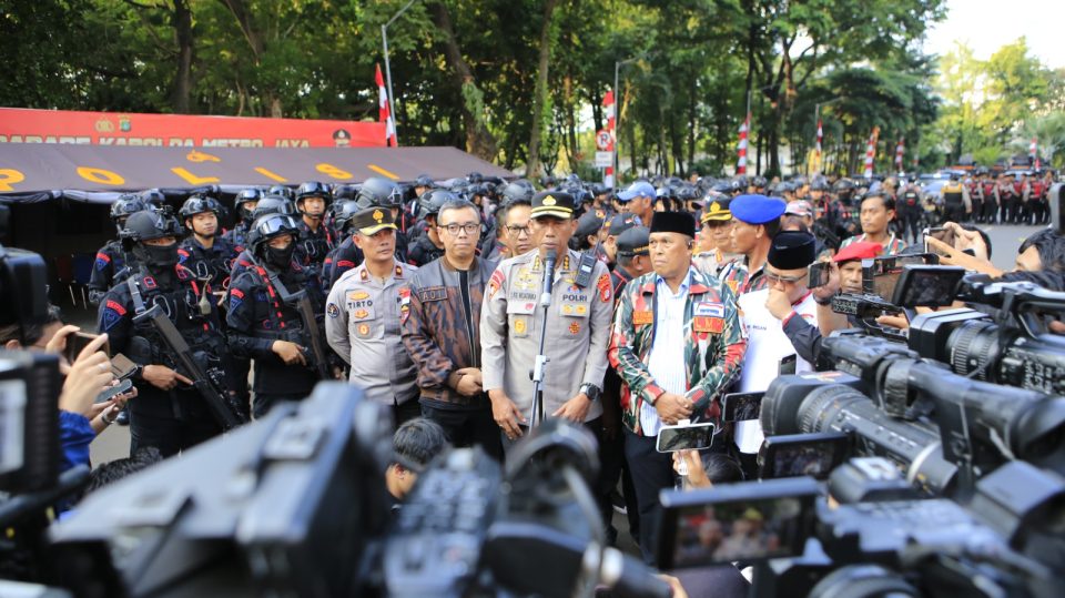 Polda Metro Jaya bersama sejumlah organisasi masyarakat (ormas) menggelar patroli skala besar di wilayah Ibu Kota pada Senin (1/9).