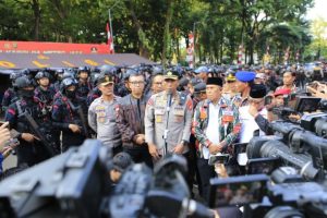 Polda Metro Jaya bersama sejumlah organisasi masyarakat (ormas) menggelar patroli skala besar di wilayah Ibu Kota pada Senin (1/9).