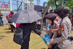 Polri menunjukkan kepeduliannya kepada massa aksi unjuk rasa di depan Gedung DPR/MPR RI, Senayan, Tanah Abang, Jakarta Pusat, Rabu (3/9/2025).