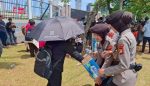 Polri menunjukkan kepeduliannya kepada massa aksi unjuk rasa di depan Gedung DPR/MPR RI, Senayan, Tanah Abang, Jakarta Pusat, Rabu (3/9/2025).