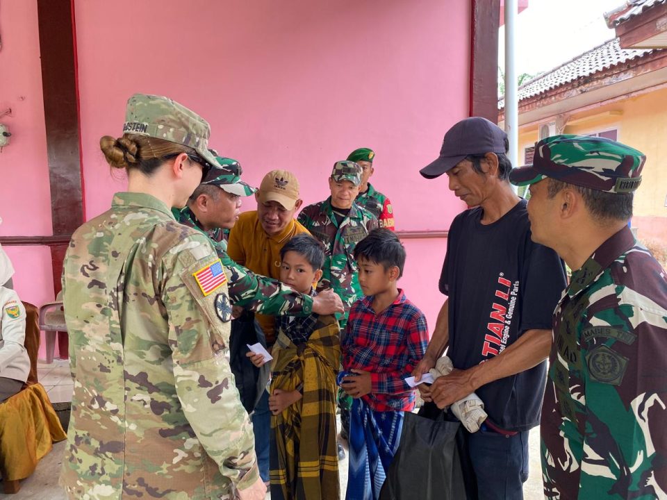 Prajurit TNI bersama pasukan multinasional dari Kanada, Prancis, dan Jepang menggelar Bakti Kesehatan (Medical Capability/Medcap) sebagai bagian dari puncak Latihan Bersama Multinasional (Latgabma) Super Garuda Shield 2025.