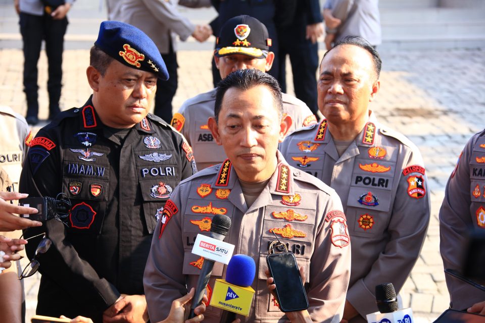 Presiden Republik Indonesia menyempatkan diri menjenguk anggota Polri yang menjadi korban saat bertugas mengamankan aksi kerusuhan baru-baru ini. Kunjungan tersebut disampaikan oleh Kapolri Jenderal Pol Listyo Sigit Prabowo usai mendampingi Presiden pada Senin (01/9/2025).