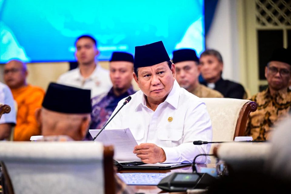 Presiden Prabowo Subianto menggelar pertemuan sekaligus silaturahmi bersama tokoh lintas agama, pimpinan partai politik, pimpinan serikat buruh, serta organisasi pemuda lintas iman di Istana Negara, Jakarta, Senin (1/9). (Foto: BPMI Setpres)