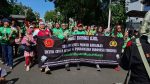 Ribuan pengemudi ojek online (ojol) menggelar aksi damai dengan membagikan 2 ribu bunga mawar kepada anggota Polri dan TNI di sekitar kawasan Monas, Jakarta Pusat, Selasa (2/9/2025).