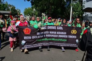 Ribuan pengemudi ojek online (ojol) menggelar aksi damai dengan membagikan 2 ribu bunga mawar kepada anggota Polri dan TNI di sekitar kawasan Monas, Jakarta Pusat, Selasa (2/9/2025).