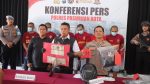 Satreskrim Polres Pasuruan Kota kembali menorehkan prestasi dengan mengungkap komplotan pencurian kendaraan bermotor (curanmor) lintas wilayah. Sedikitnya 16 Tempat Kejadian Perkara (TKP) berhasil diungkap, dengan lima orang tersangka berikut barang bukti hasil kejahatan yang berhasil diamankan.Rabu (3/9/2025).