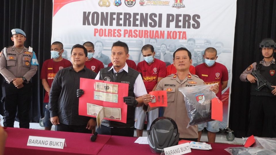 Satreskrim Polres Pasuruan Kota kembali menorehkan prestasi dengan mengungkap komplotan pencurian kendaraan bermotor (curanmor) lintas wilayah. Sedikitnya 16 Tempat Kejadian Perkara (TKP) berhasil diungkap, dengan lima orang tersangka berikut barang bukti hasil kejahatan yang berhasil diamankan.Rabu (3/9/2025).
