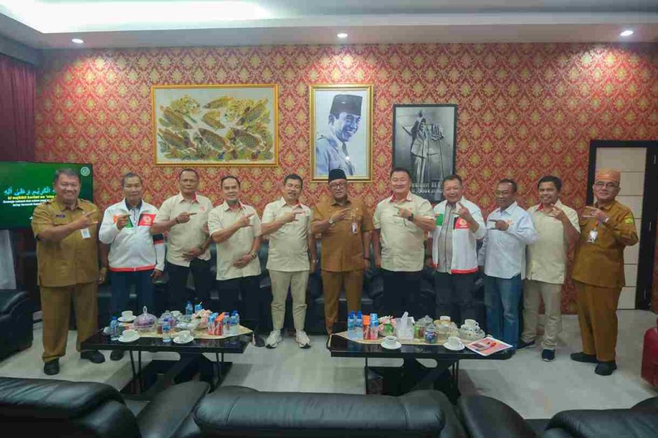 Wali Kota Tanjungpinang, H. Lis Darmansyah, S.H., menerima kunjungan silaturahmi jajaran pengurus Komite Olahraga Nasional Indonesia (KONI) Provinsi Kepulauan Riau di ruang kerjanya, Senin (1/9). Rombongan dipimpin langsung Ketua KONI Kepri, Usep, didampingi Wakil Ketua Asmin Patros.