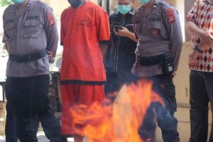 Tim gabungan Bea Cukai, Polri, dan unsur keamanan Bandara Internasional Yogyakarta (YIA) berhasil menggagalkan upaya penyelundupan narkotika jenis metamfetamina (sabu) seberat bruto 1.385,5 gram. Yogyakarta, 4 September 2025.