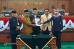 Wali Kota Tanjungpinang, Lis Darmansyah, menghadiri Rapat Paripurna DPRD Kota Tanjungpinang dengan agenda penyampaian Nota Pengantar Kebijakan Umum Selasa (2/9/2025).