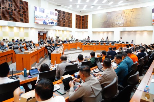 Rapat yang diikuti oleh berbagai kementerian, lembaga, serta unsur TNI dan Polri ini membahas peran strategis dalam penanggulangan bencana nasional