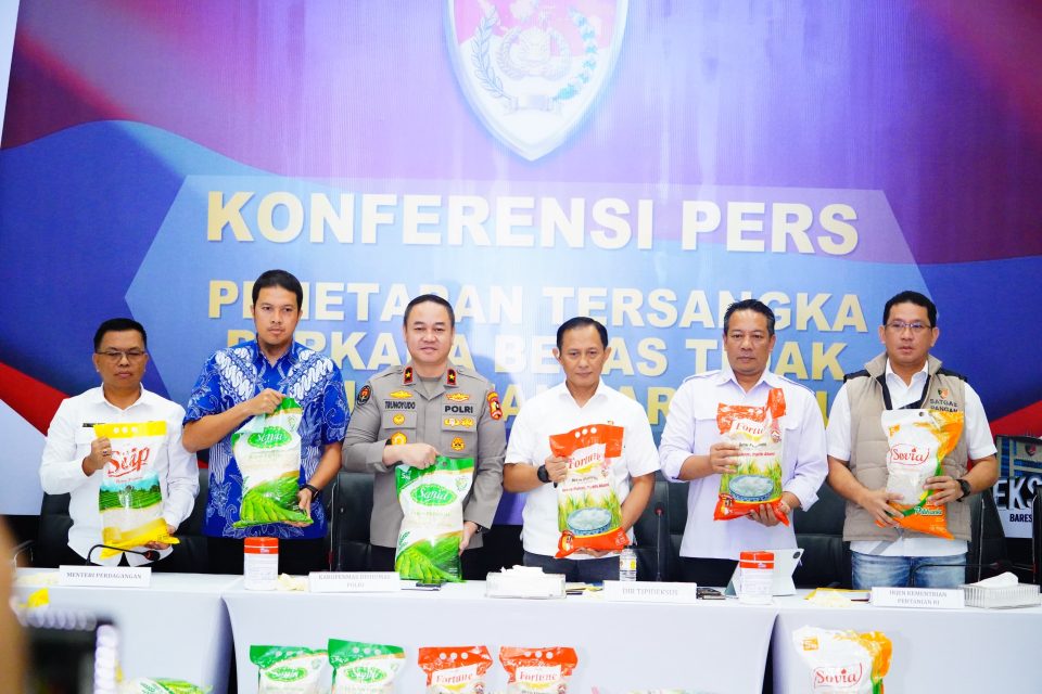Bareskrim Polri menetapkan tiga tersangka dari PT Pangan Indah Makmur (PIM) terkait produksi dan peredaran beras premium merek Sania, Fortune, Sovia, dan Siip